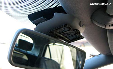 Снять облицовки зеркала заднего вида в салоне Renault Laguna 2