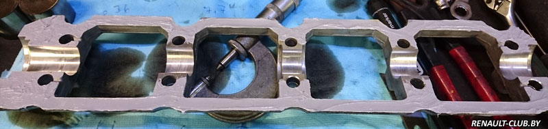Постель распредвала с нанесенным герметиком (мотор F9Q736)
