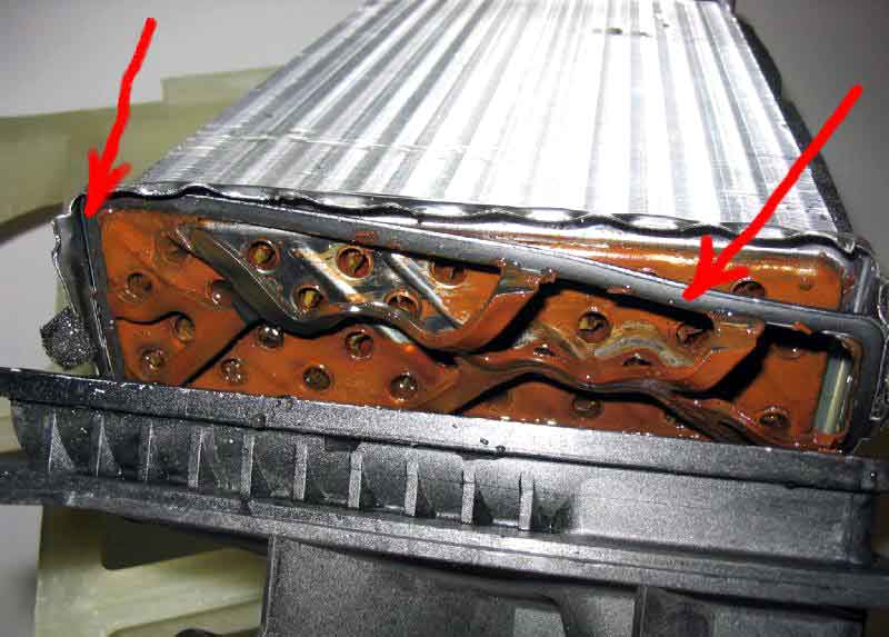 Прокладки под крышки радиатора промазал по краям красным термостойким герметиком
